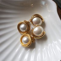Vintage pearl earrings | Faux pearl earrings | Retro pearl earrings | Clip-on pearl earrings | Large pearl earrings