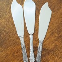 Vintage cake knives | Vintage silver tone cake knives | Stainless steel cake knives | Ornate cake servers | Mismatched cake knives