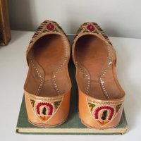 Vintage leather slippers | Embroidered leather slippers | Vintage leather slipper shoes | Indian slippers | Embroidered slippers | UK Size 4