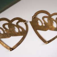Vintage brass trivets | Set of two matching swan trivets | Heart shaped brass trivets | Brass trivets | Vintage kitchenware | Swan trivets