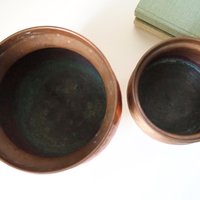 Set of two vintage copper planters | Mismatched copper planters | Small copper planters | Vintage planters with feet | Vintage planters