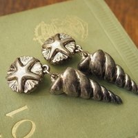 Vintage seashell clip-on earrings | Silver tone clip-on earrings | Vintage silver tone earrings | Spiral shell earrings | Chunky earrings