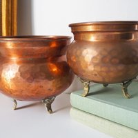 Set of two vintage copper planters | Mismatched copper planters | Small copper planters | Vintage planters with feet | Vintage planters