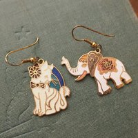 Vintage cloisonné earrings | Vintage dangle earrings | Vintage cloisonné dangle earrings | Mismatched earrings | Enamelled earrings