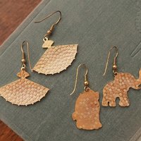 Vintage cloisonné earrings | Vintage dangle earrings | Vintage cloisonné dangle earrings | Mismatched earrings | Enamelled earrings