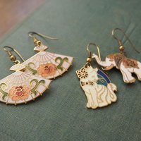 Vintage cloisonné earrings | Vintage dangle earrings | Vintage cloisonné dangle earrings | Mismatched earrings | Enamelled earrings