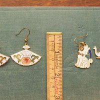 Vintage cloisonné earrings | Vintage dangle earrings | Vintage cloisonné dangle earrings | Mismatched earrings | Enamelled earrings
