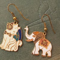 Vintage cloisonné earrings | Vintage dangle earrings | Vintage cloisonné dangle earrings | Mismatched earrings | Enamelled earrings