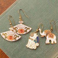 Vintage cloisonné earrings | Vintage dangle earrings | Vintage cloisonné dangle earrings | Mismatched earrings | Enamelled earrings