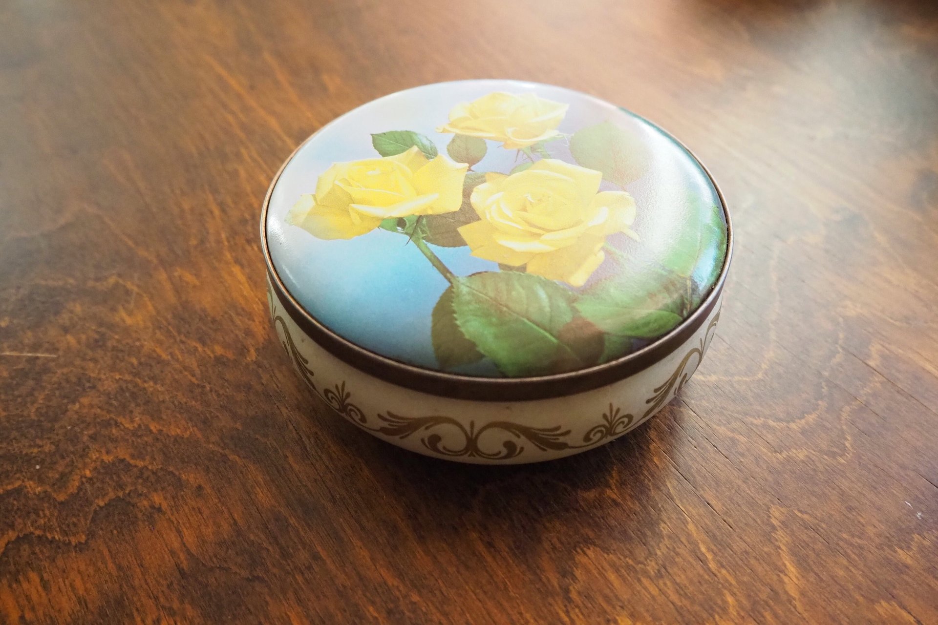 Vintage floral tin box | Floral tin box | Vintage storage box | Round floral tin box