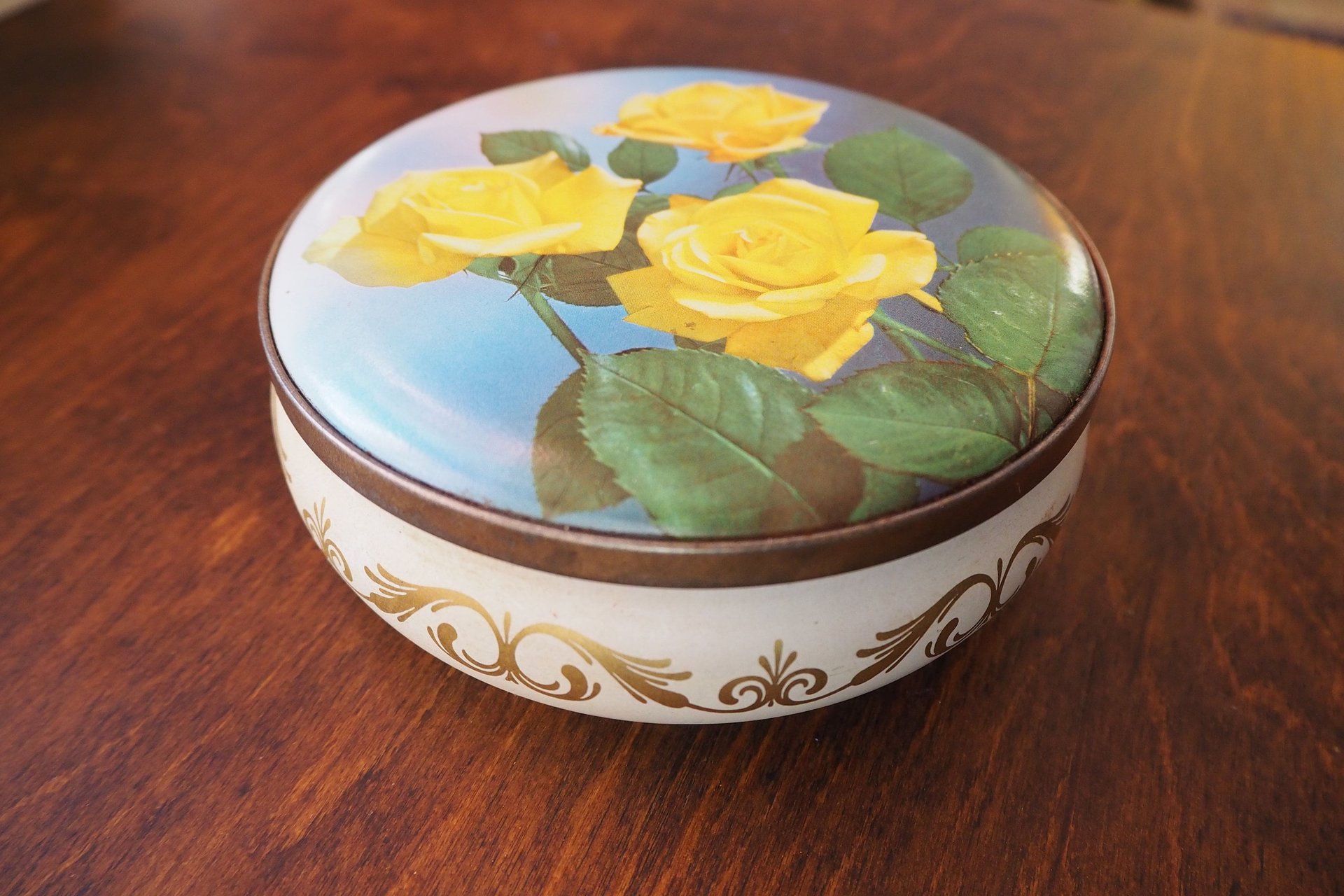 Vintage floral tin box | Floral tin box | Vintage storage box | Round floral tin box