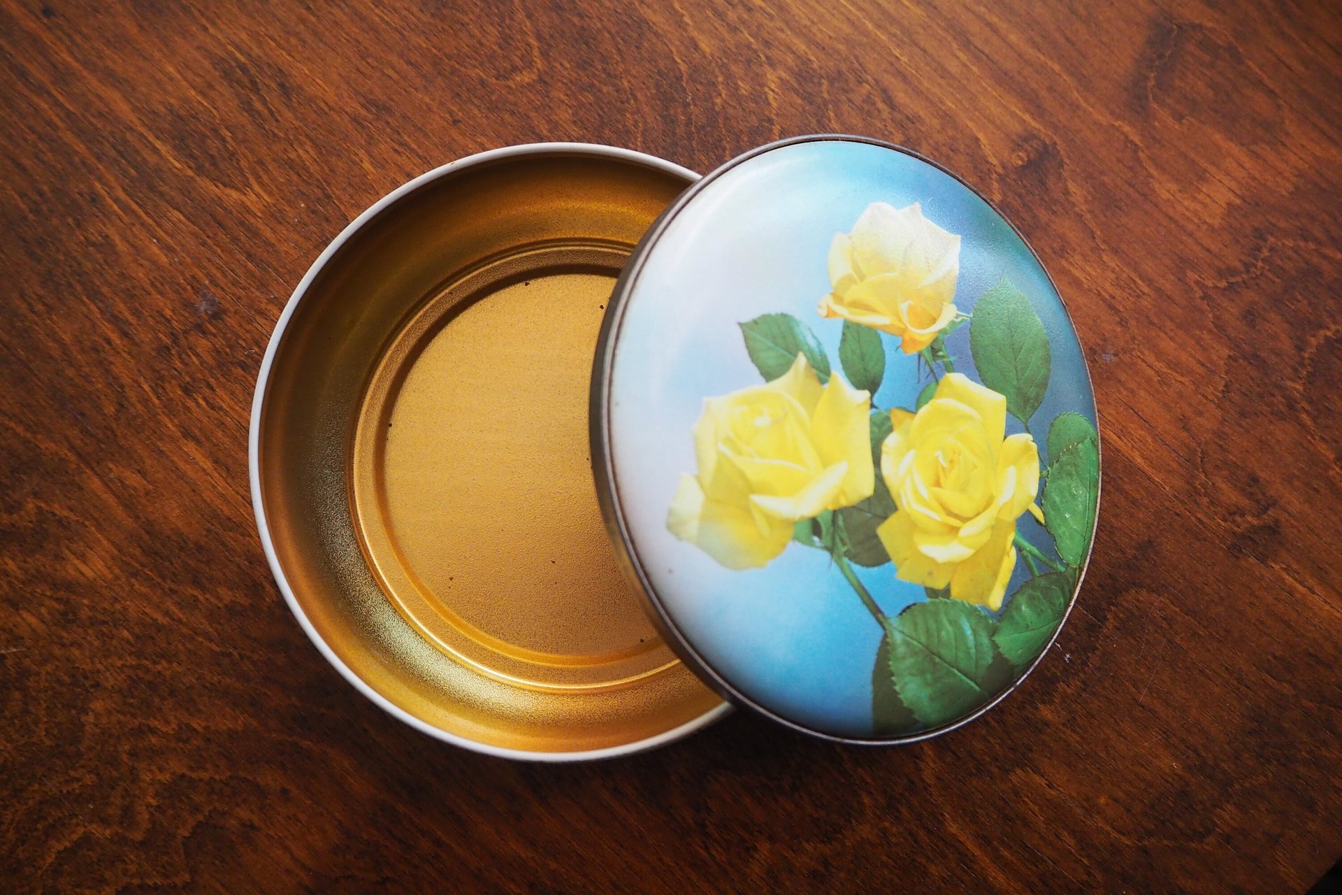 Vintage floral tin box | Floral tin box | Vintage storage box | Round floral tin box