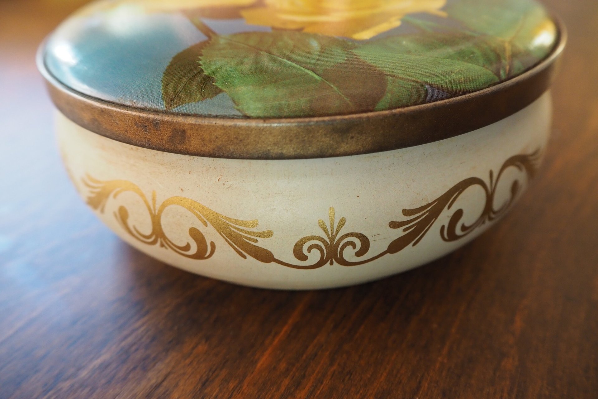 Vintage floral tin box | Floral tin box | Vintage storage box | Round floral tin box