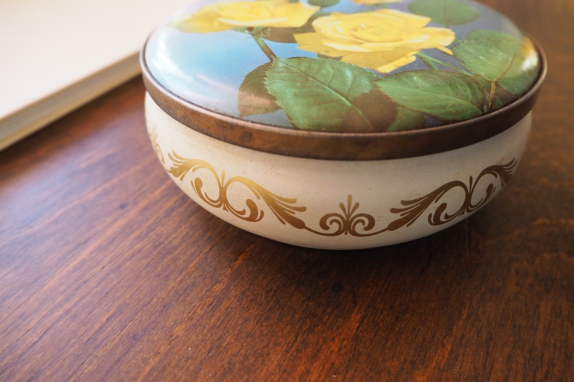 Vintage floral tin box | Floral tin box | Vintage storage box | Round floral tin box