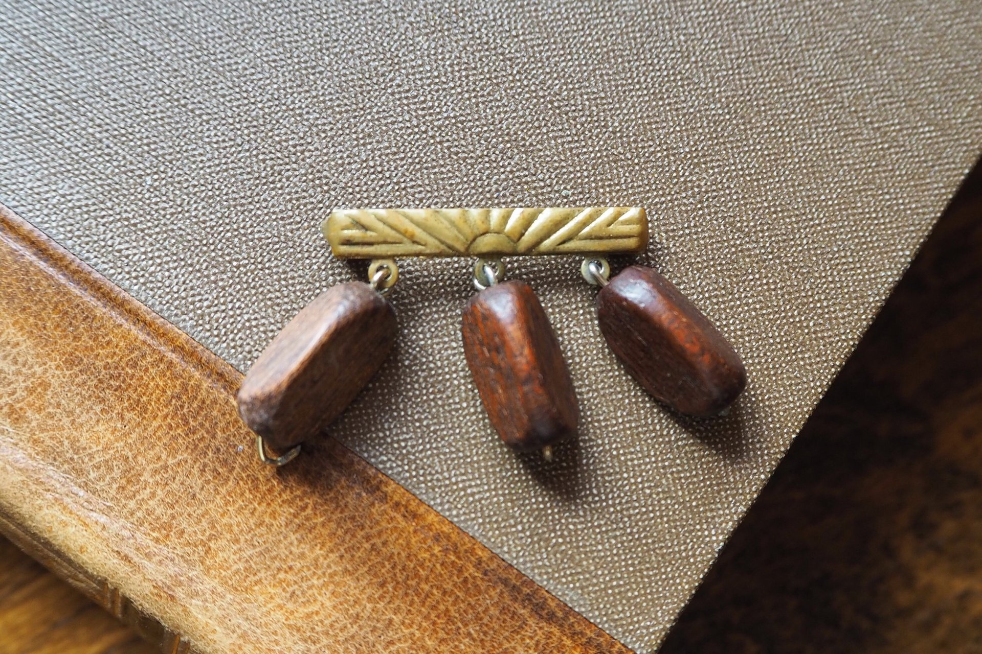 Vintage brooch | Vintage brass and wood brooch | Wooden brooch | Vintage brass brooch