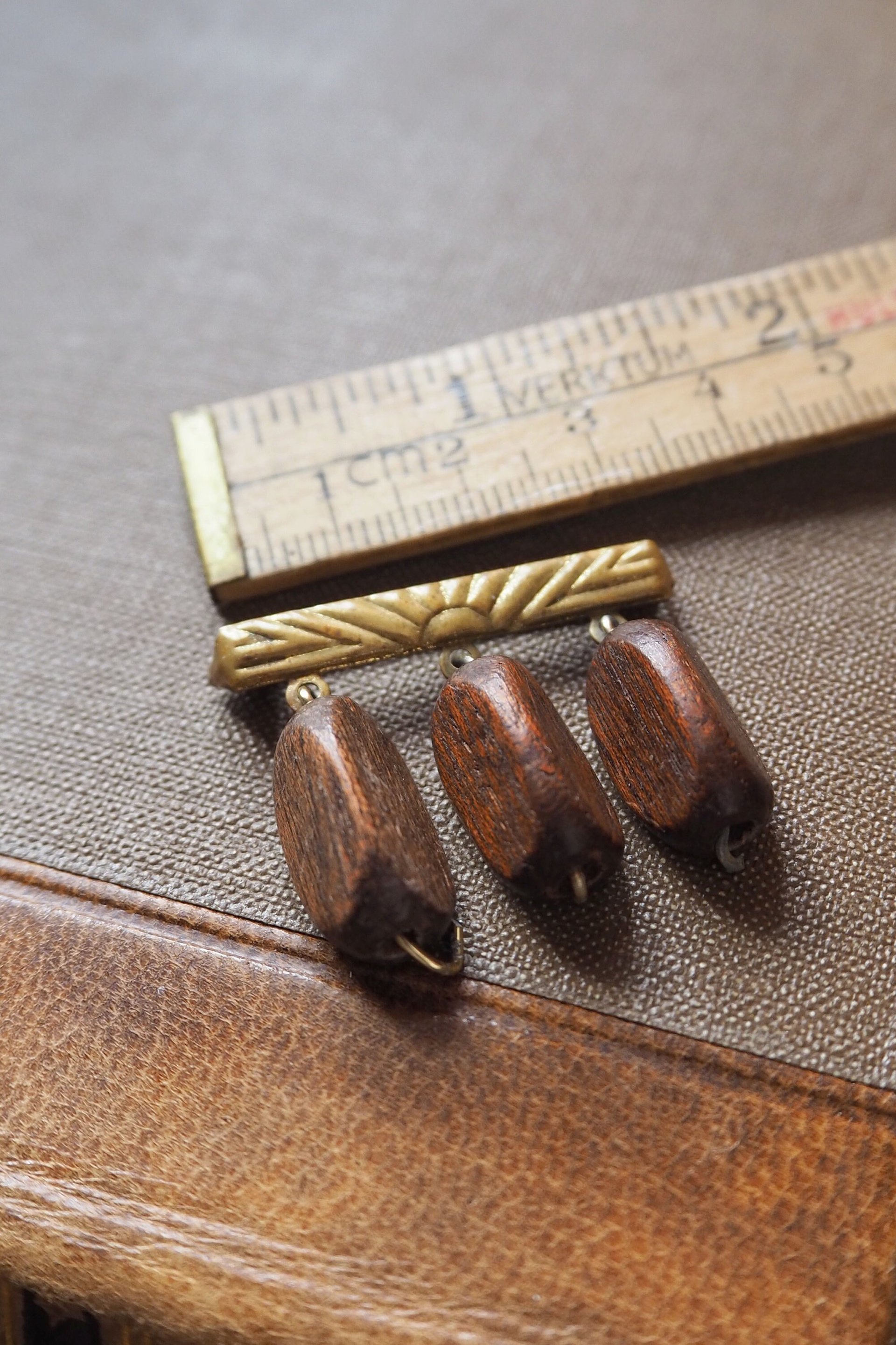 Vintage brooch | Vintage brass and wood brooch | Wooden brooch | Vintage brass brooch