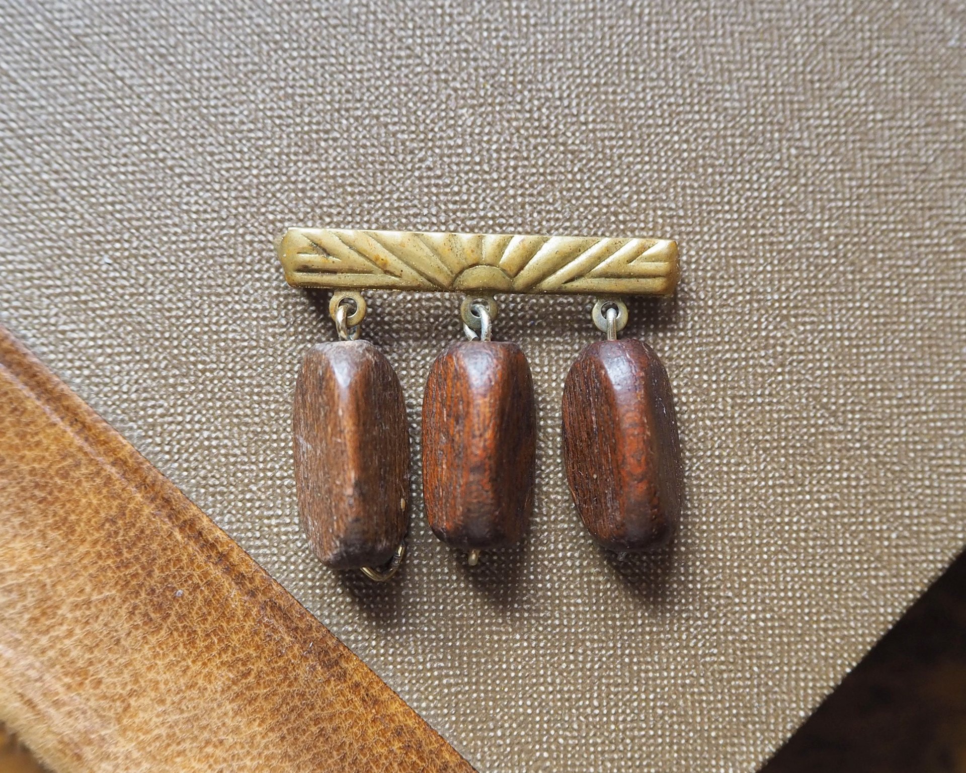 Vintage brooch | Vintage brass and wood brooch | Wooden brooch | Vintage brass brooch