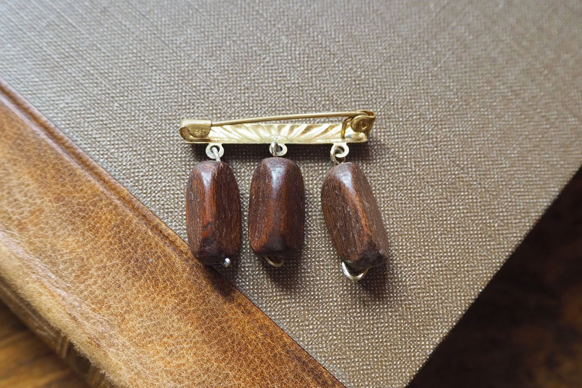 Vintage brooch | Vintage brass and wood brooch | Wooden brooch | Vintage brass brooch
