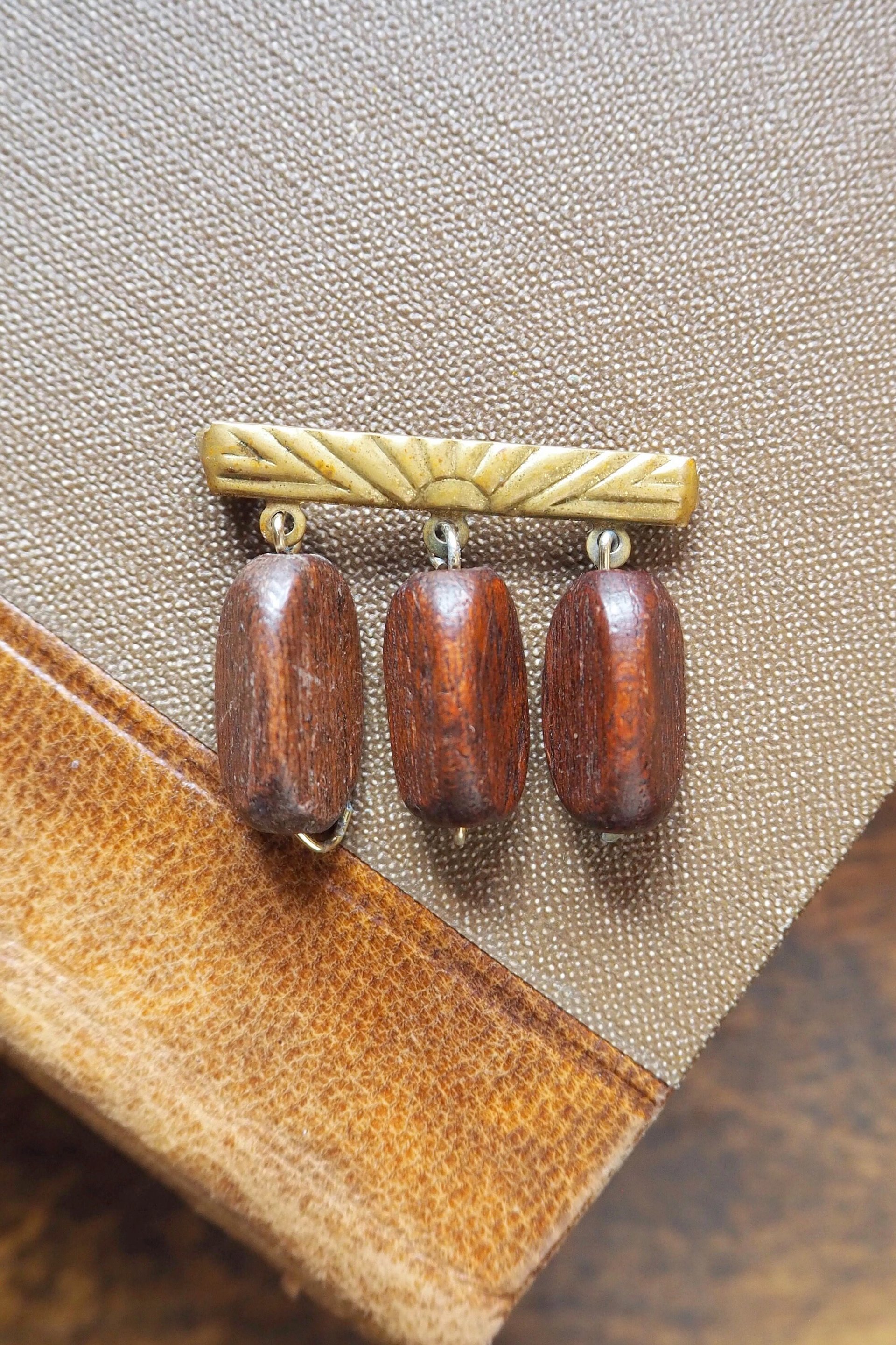 Vintage brooch | Vintage brass and wood brooch | Wooden brooch | Vintage brass brooch