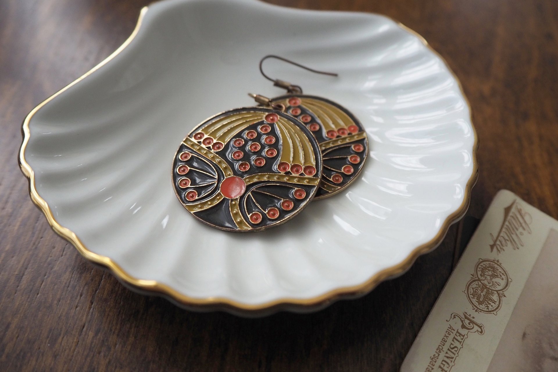 Vintage dangle earrings | Vintage earrings | Vintage brass tone earrings | Dangle earrings