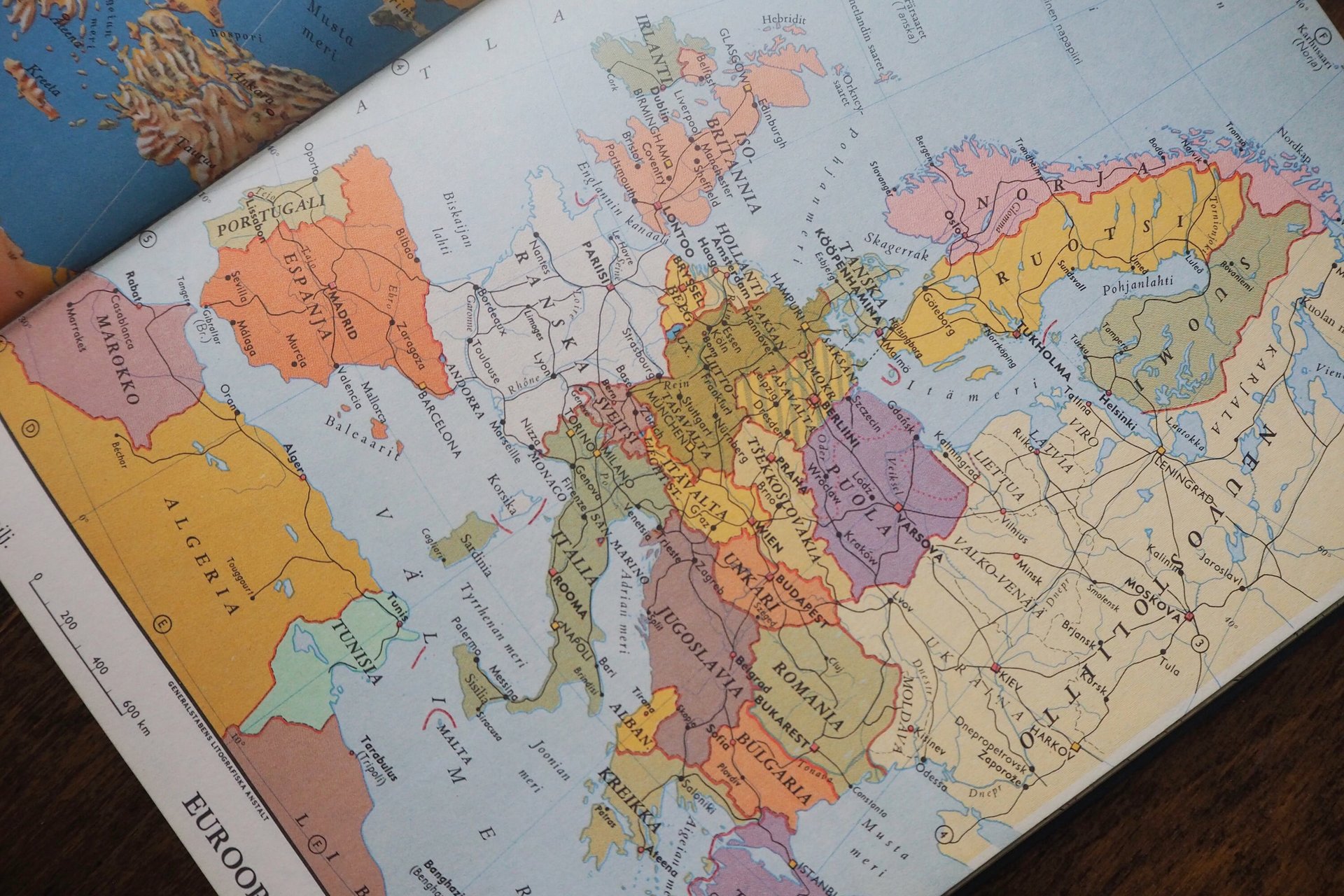 Vintage world atlas | Joka kodin kartasto | Vintage maps | Finnish atlas | 1960s world atlas