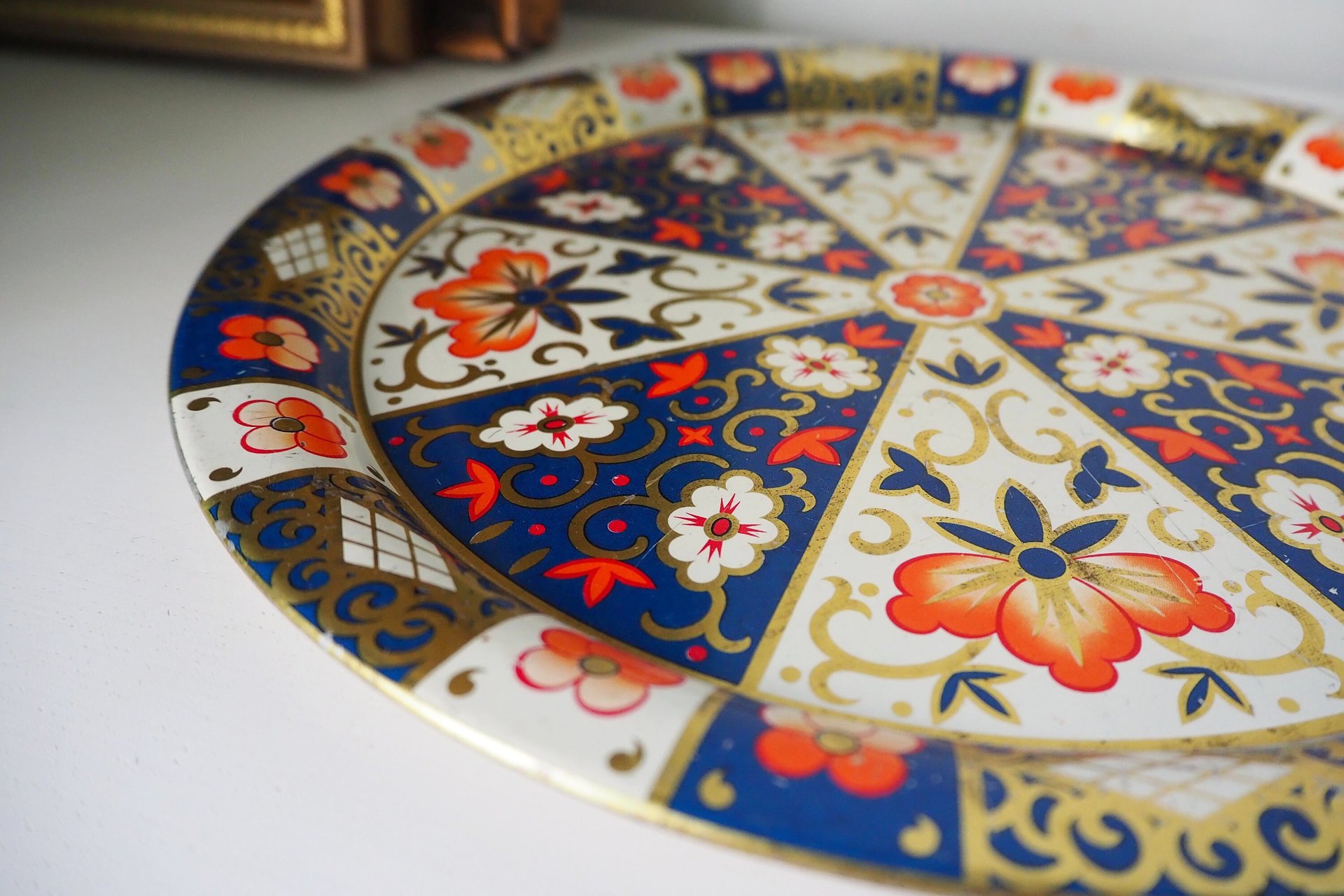 Vintage serving tray | Small vintage tin tray | Round floral tray | Retro tray | Floral vintage tray