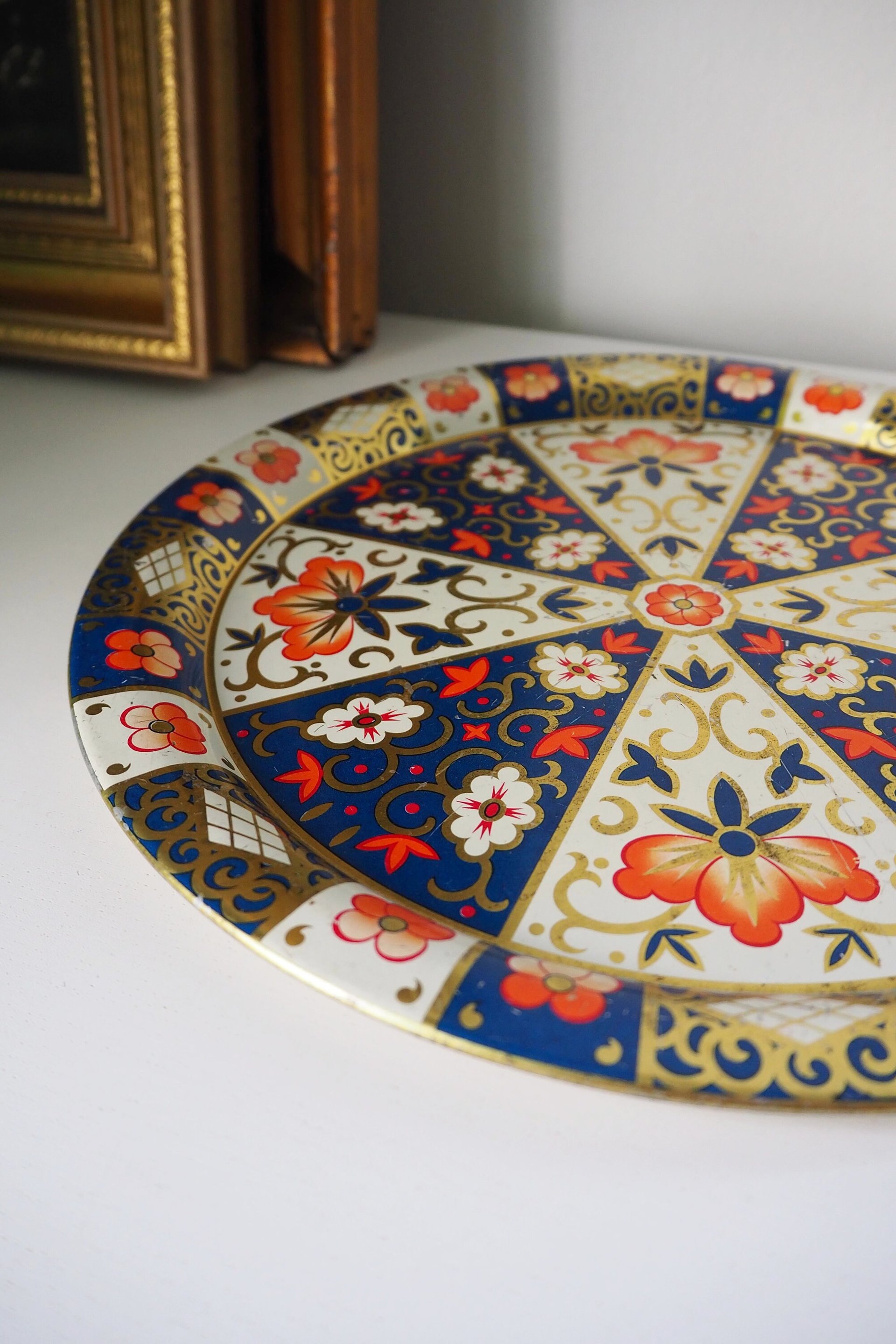 Vintage serving tray | Small vintage tin tray | Round floral tray | Retro tray | Floral vintage tray