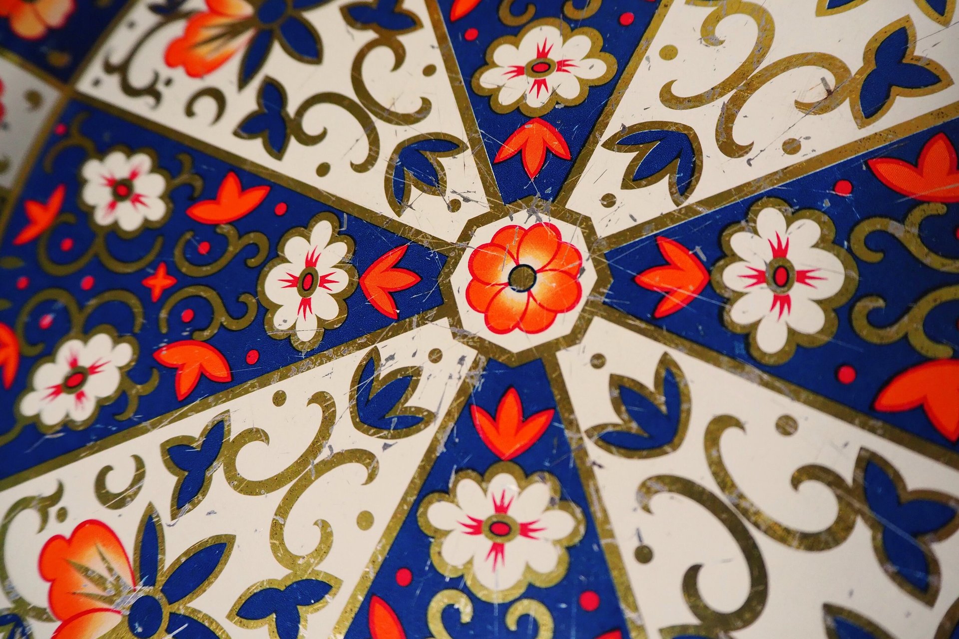Vintage serving tray | Small vintage tin tray | Round floral tray | Retro tray | Floral vintage tray