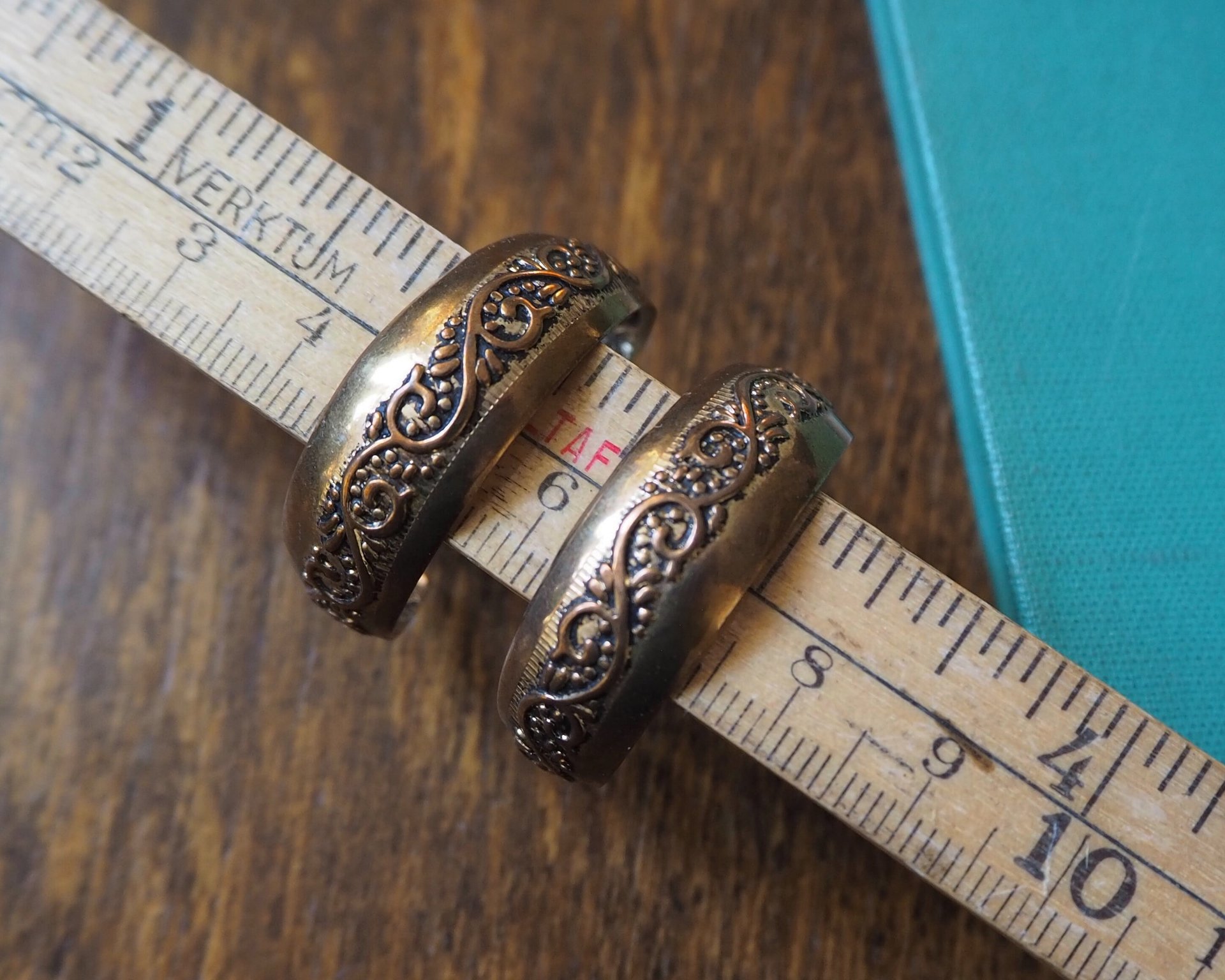 Vintage earrings | Copper tone hoop earrings | Vintage hoop earrings | Ornate hoop earrings | Vintage copper earrings