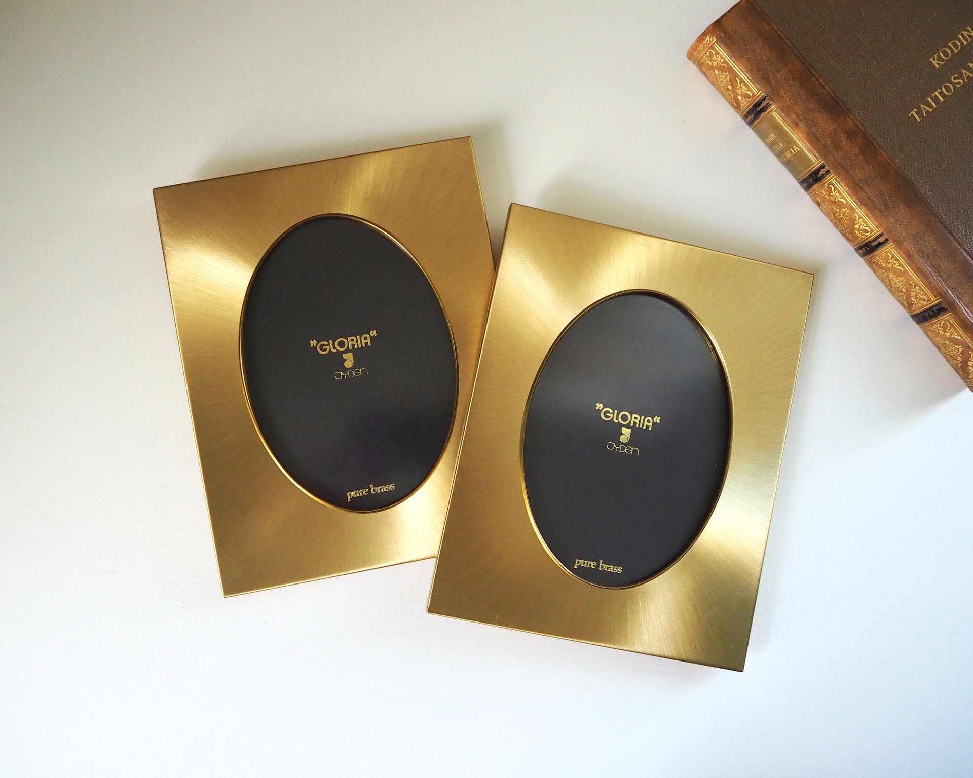 Vintage photo frames | Set of two vintage brass frames | Jyden photo frames | Oval photo frames | Vintage brass frames