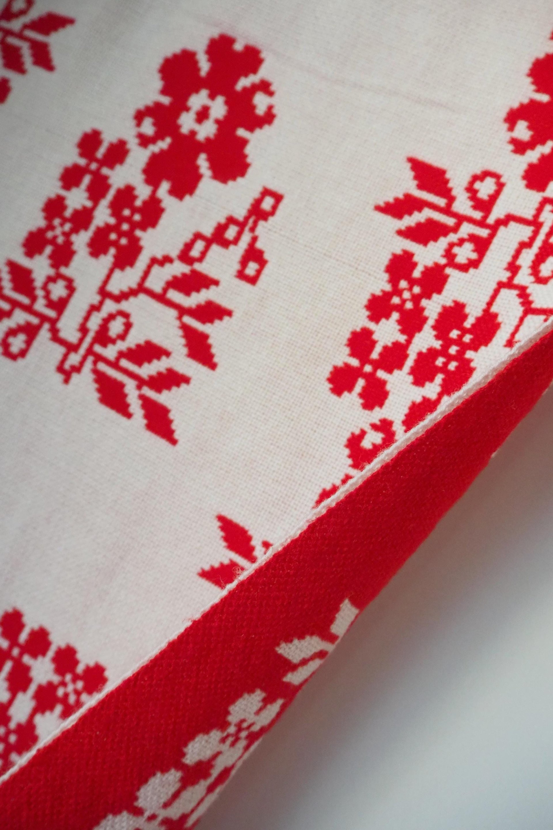 Vintage wall hanging | Floral red and white wall hanging | Scandinavian wall hanging | Vintage wall tapestry | Handmade wall tapestry