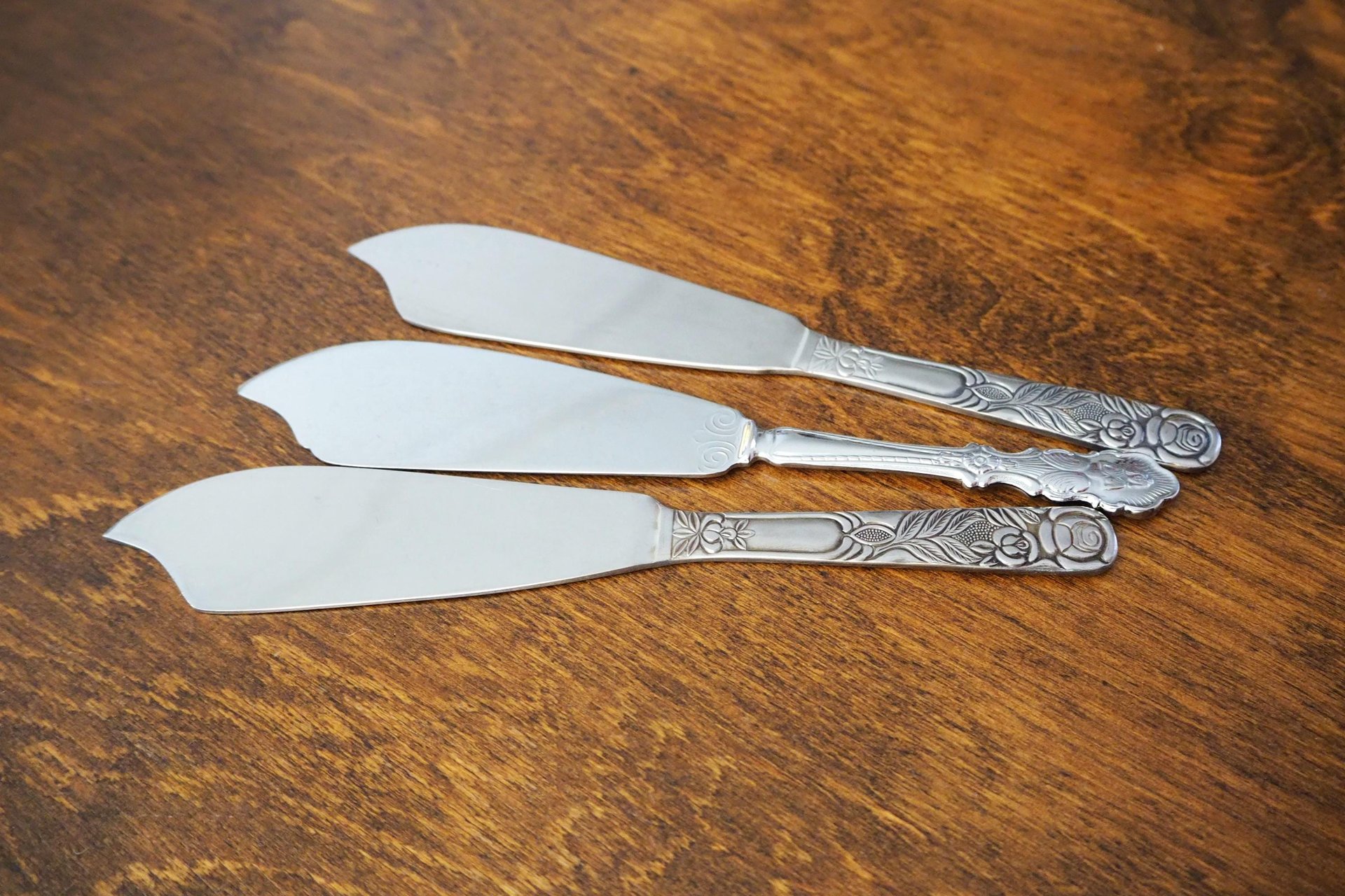 Vintage cake knives | Vintage silver tone cake knives | Stainless steel cake knives | Ornate cake servers | Mismatched cake knives