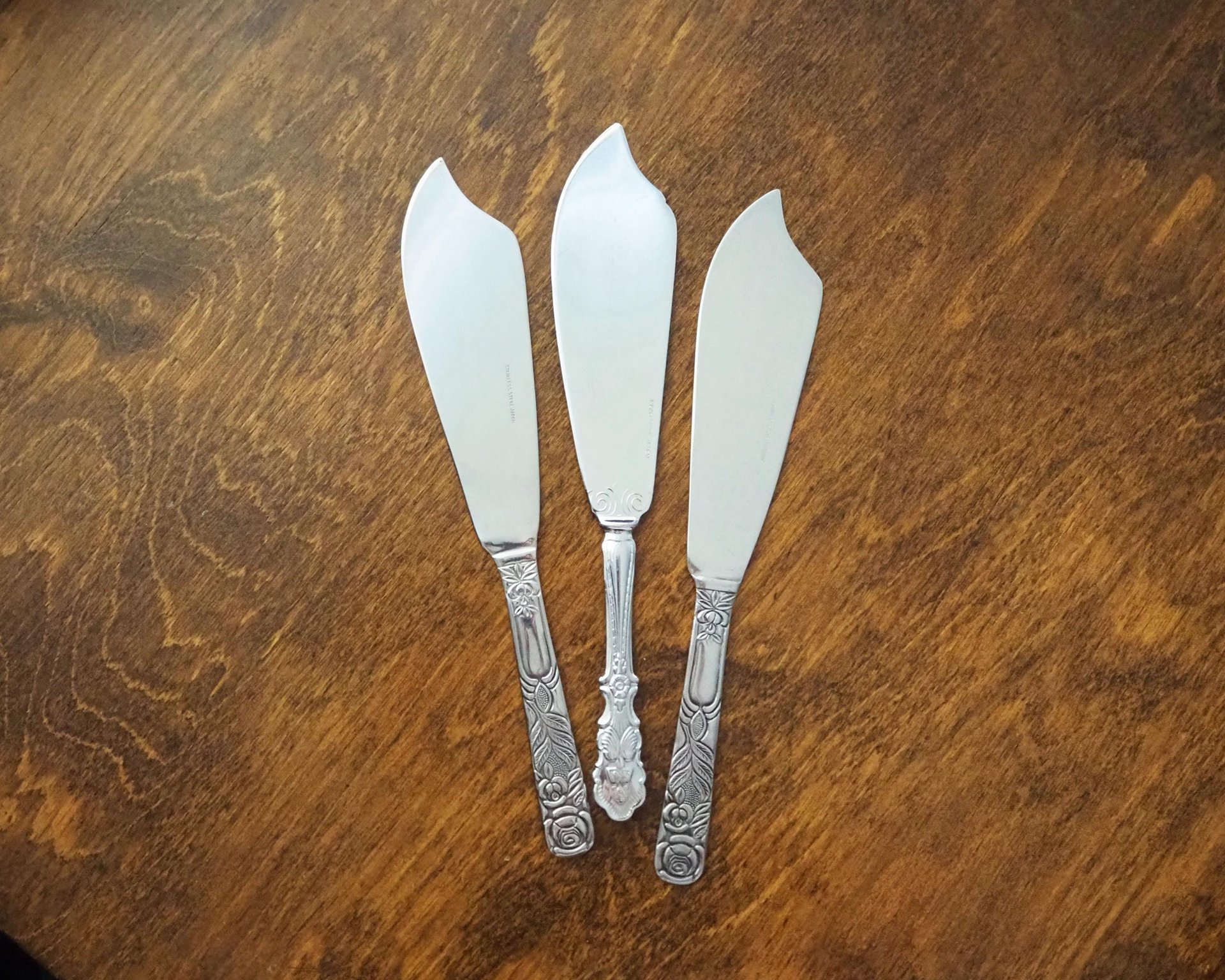 Vintage cake knives | Vintage silver tone cake knives | Stainless steel cake knives | Ornate cake servers | Mismatched cake knives