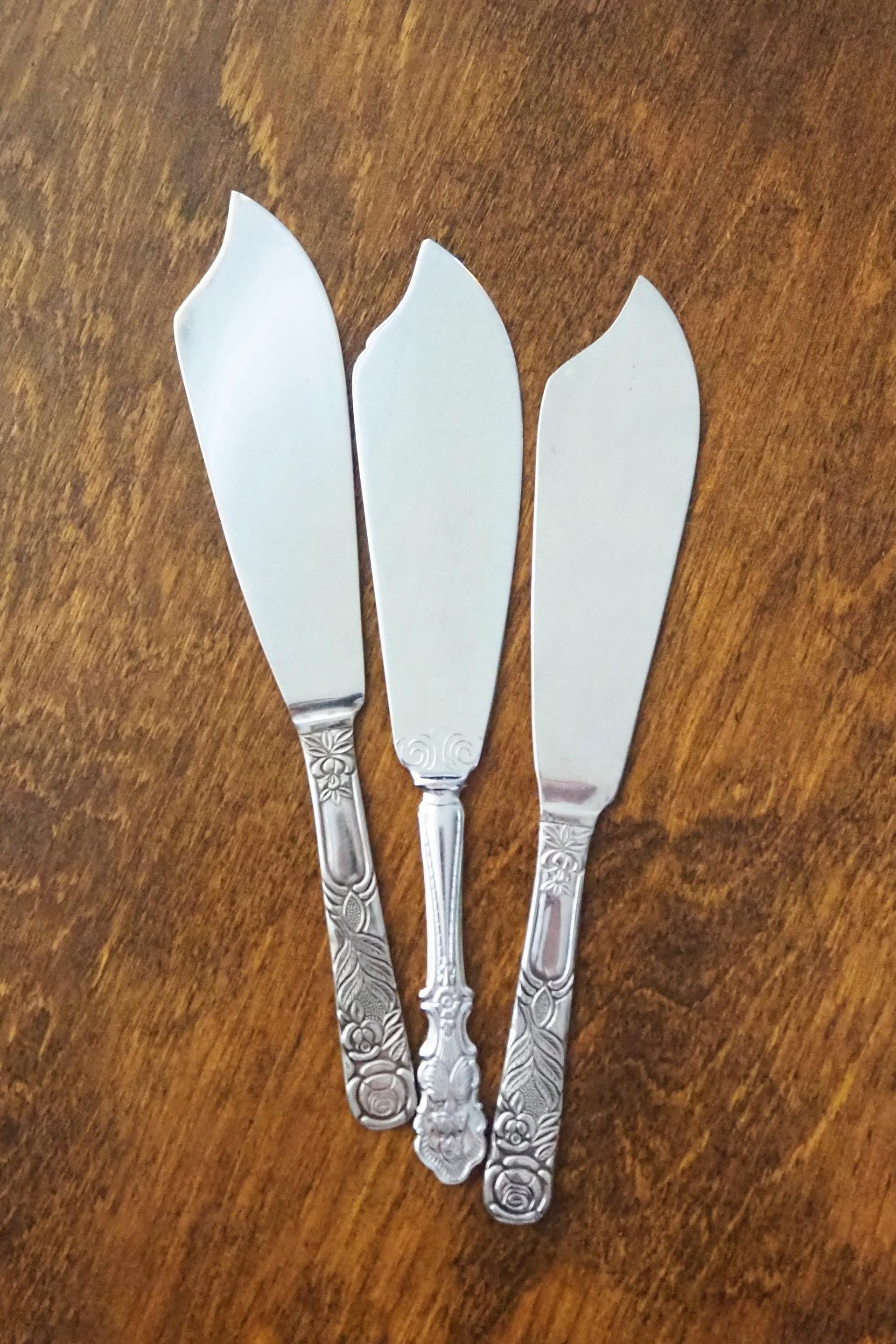 Vintage cake knives | Vintage silver tone cake knives | Stainless steel cake knives | Ornate cake servers | Mismatched cake knives