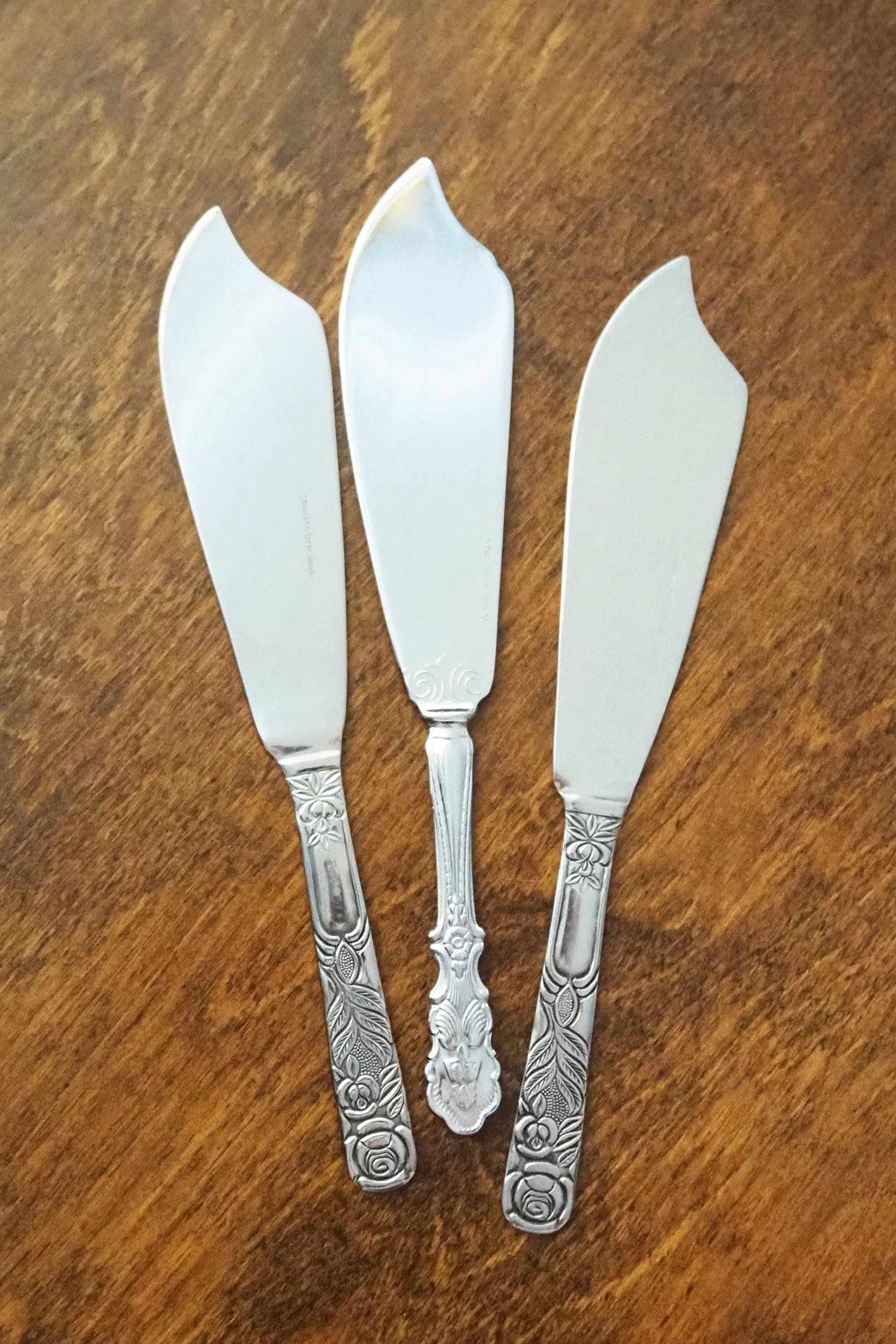 Vintage cake knives | Vintage silver tone cake knives | Stainless steel cake knives | Ornate cake servers | Mismatched cake knives