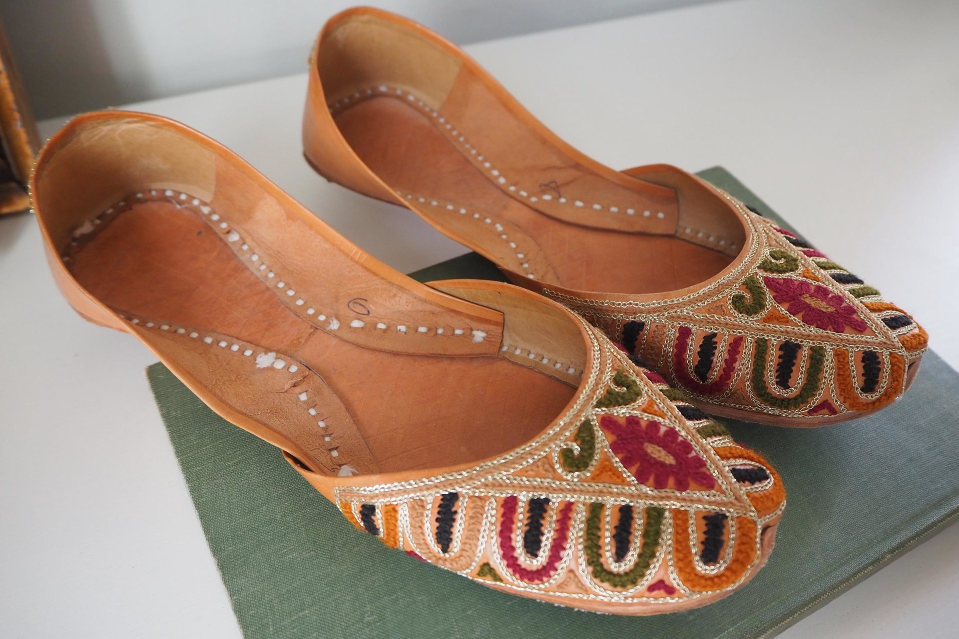 Vintage leather slippers | Embroidered leather slippers | Vintage leather slipper shoes | Indian slippers | Embroidered slippers | UK Size 4