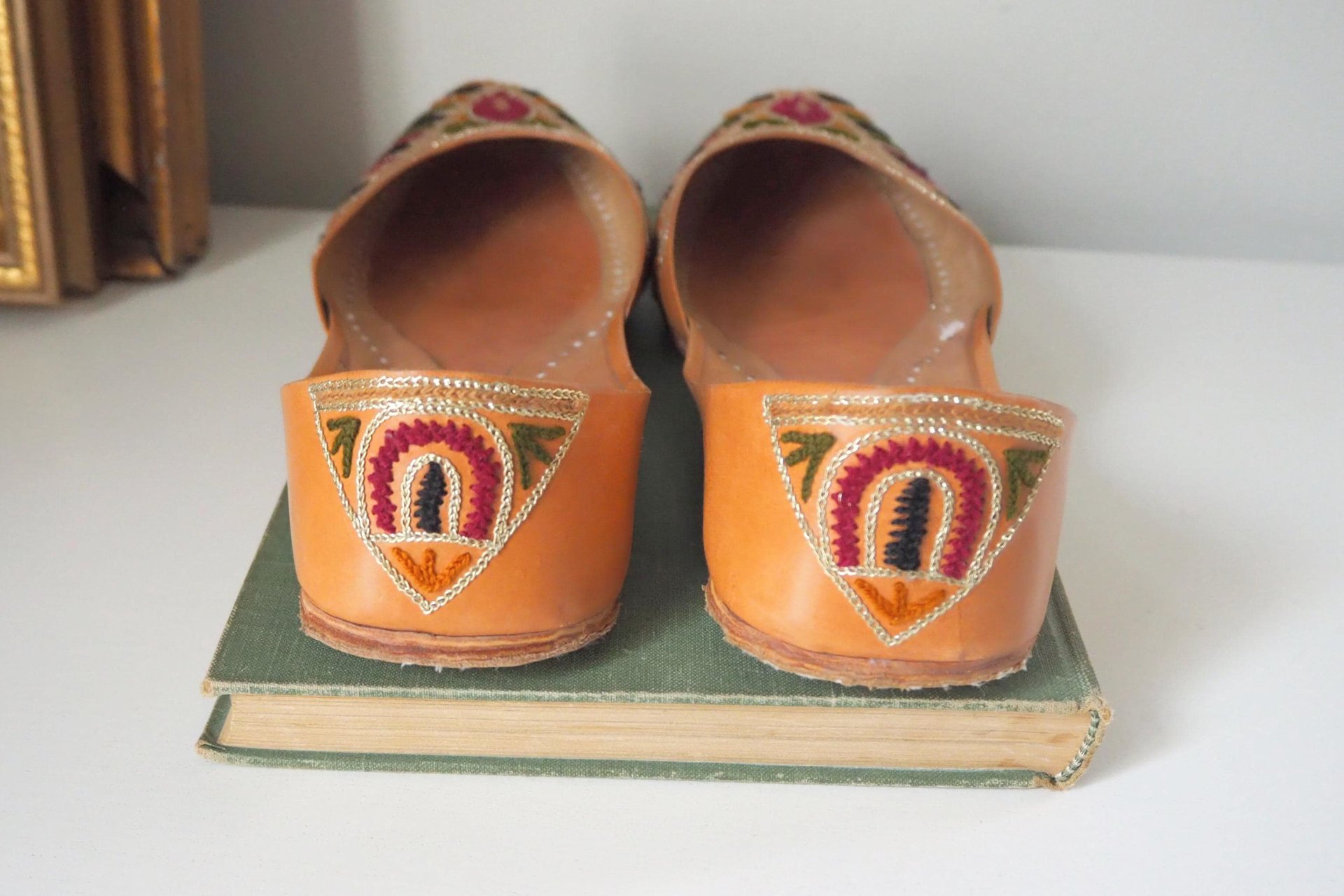 Vintage leather slippers | Embroidered leather slippers | Vintage leather slipper shoes | Indian slippers | Embroidered slippers | UK Size 4