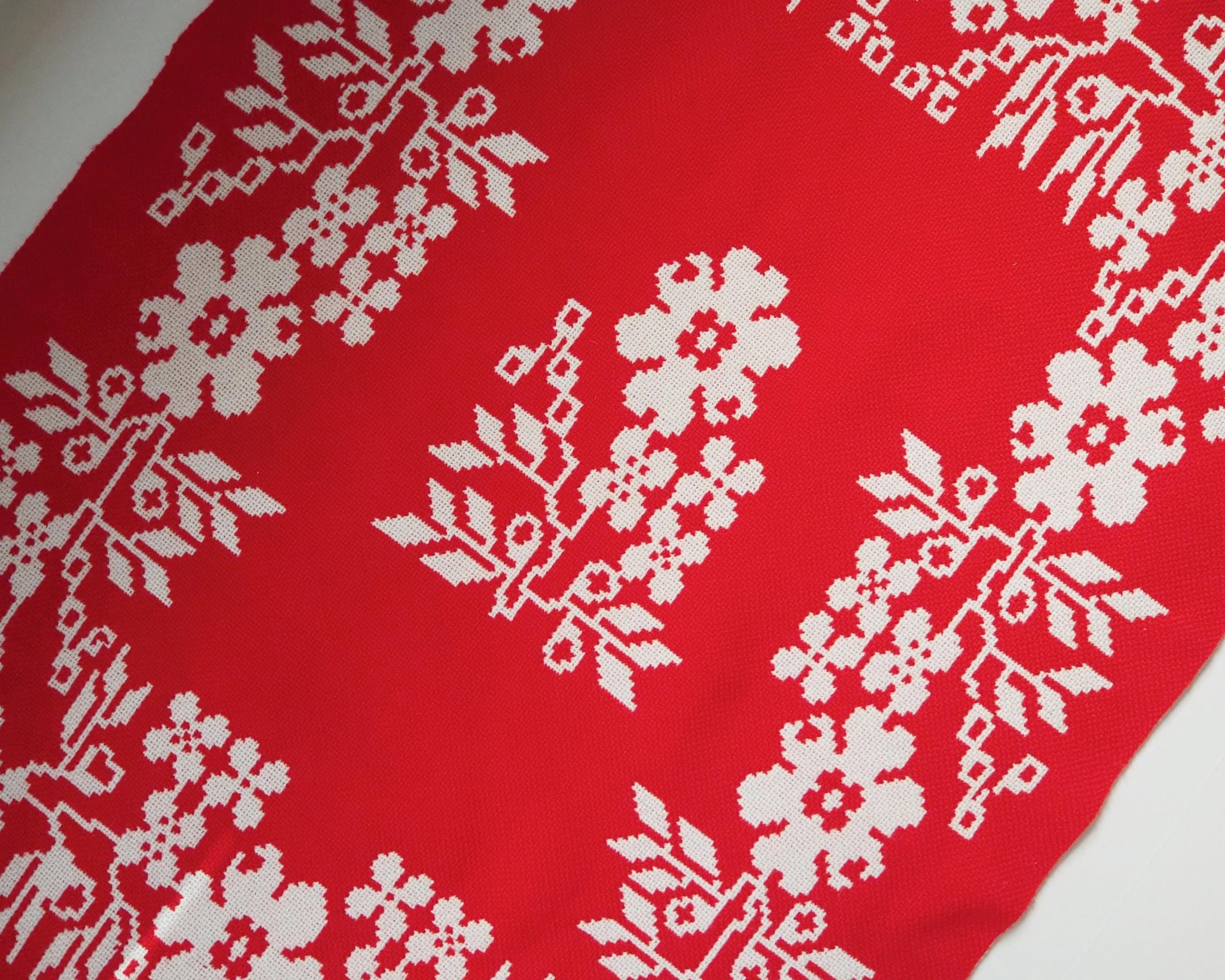 Vintage wall hanging | Floral red and white wall hanging | Scandinavian wall hanging | Vintage wall tapestry | Handmade wall tapestry