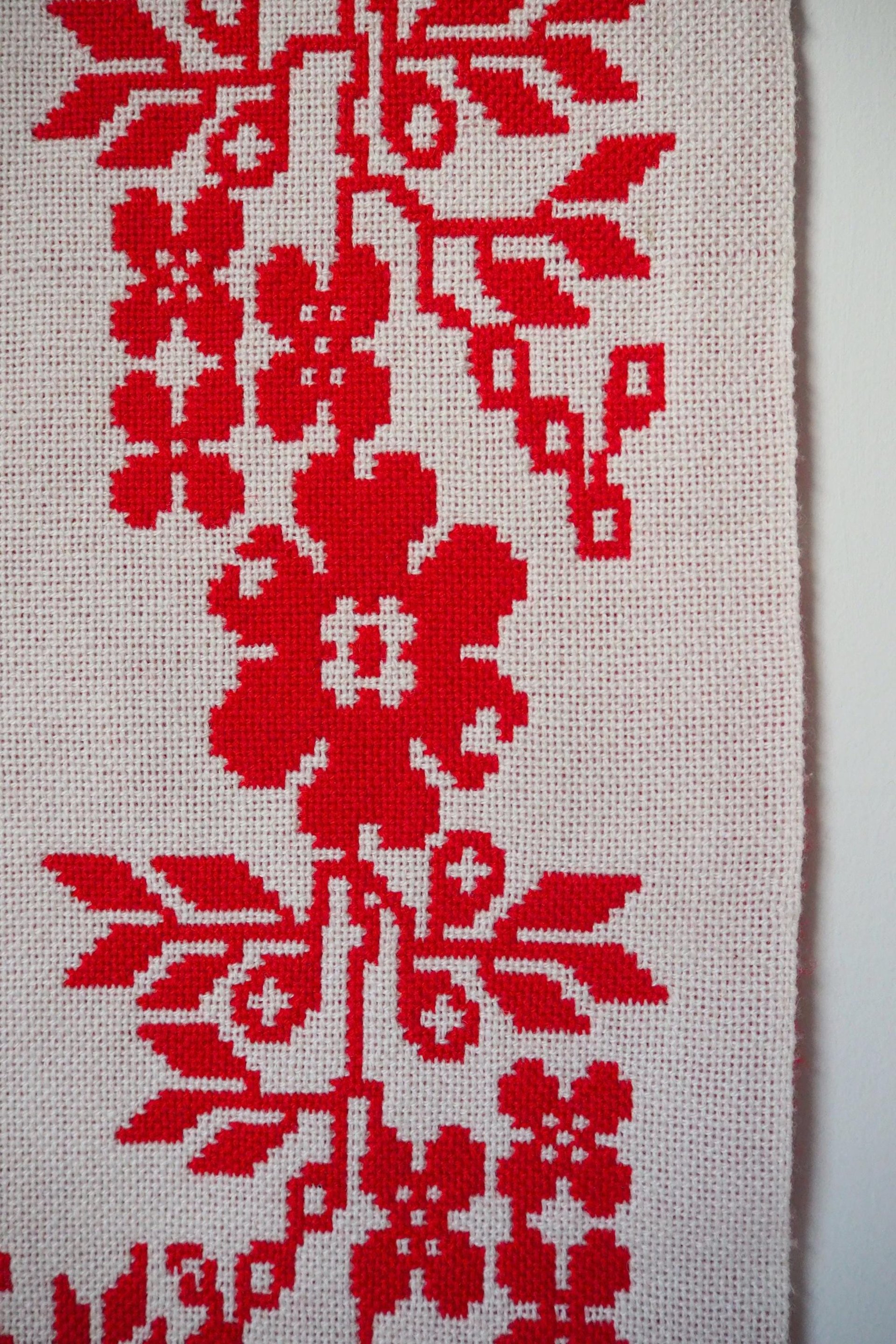 Vintage wall hanging | Floral red and white wall hanging | Scandinavian wall hanging | Vintage wall tapestry | Handmade wall tapestry