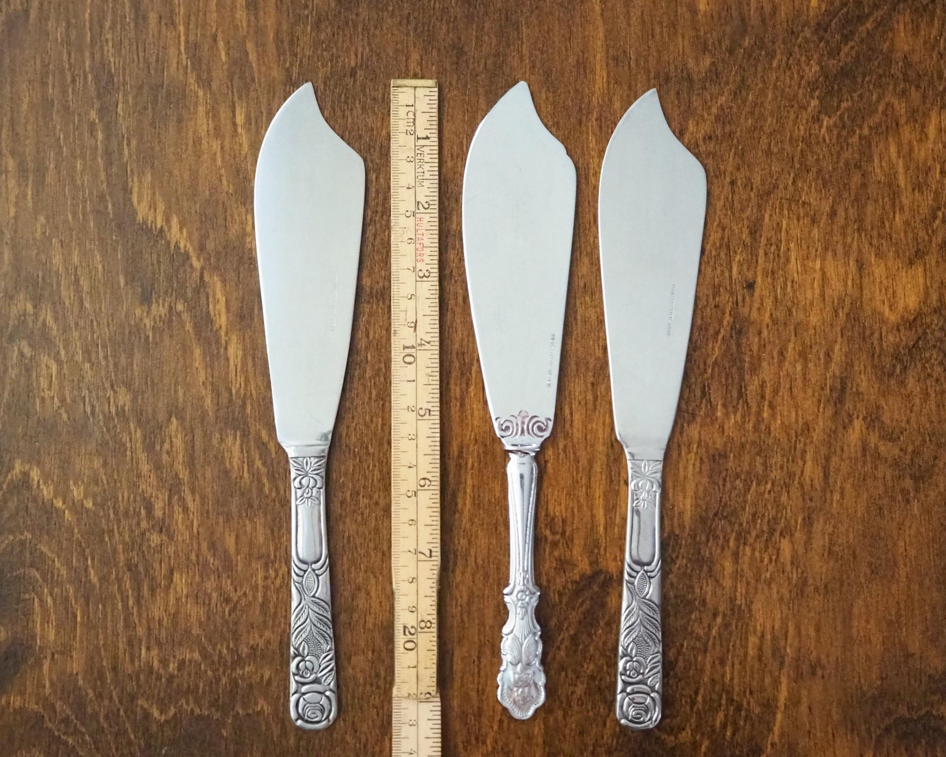 Vintage cake knives | Vintage silver tone cake knives | Stainless steel cake knives | Ornate cake servers | Mismatched cake knives