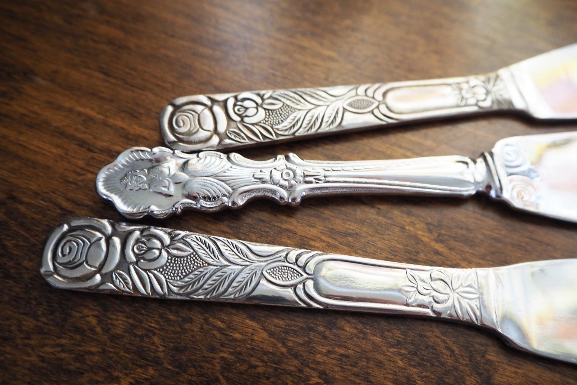 Vintage cake knives | Vintage silver tone cake knives | Stainless steel cake knives | Ornate cake servers | Mismatched cake knives
