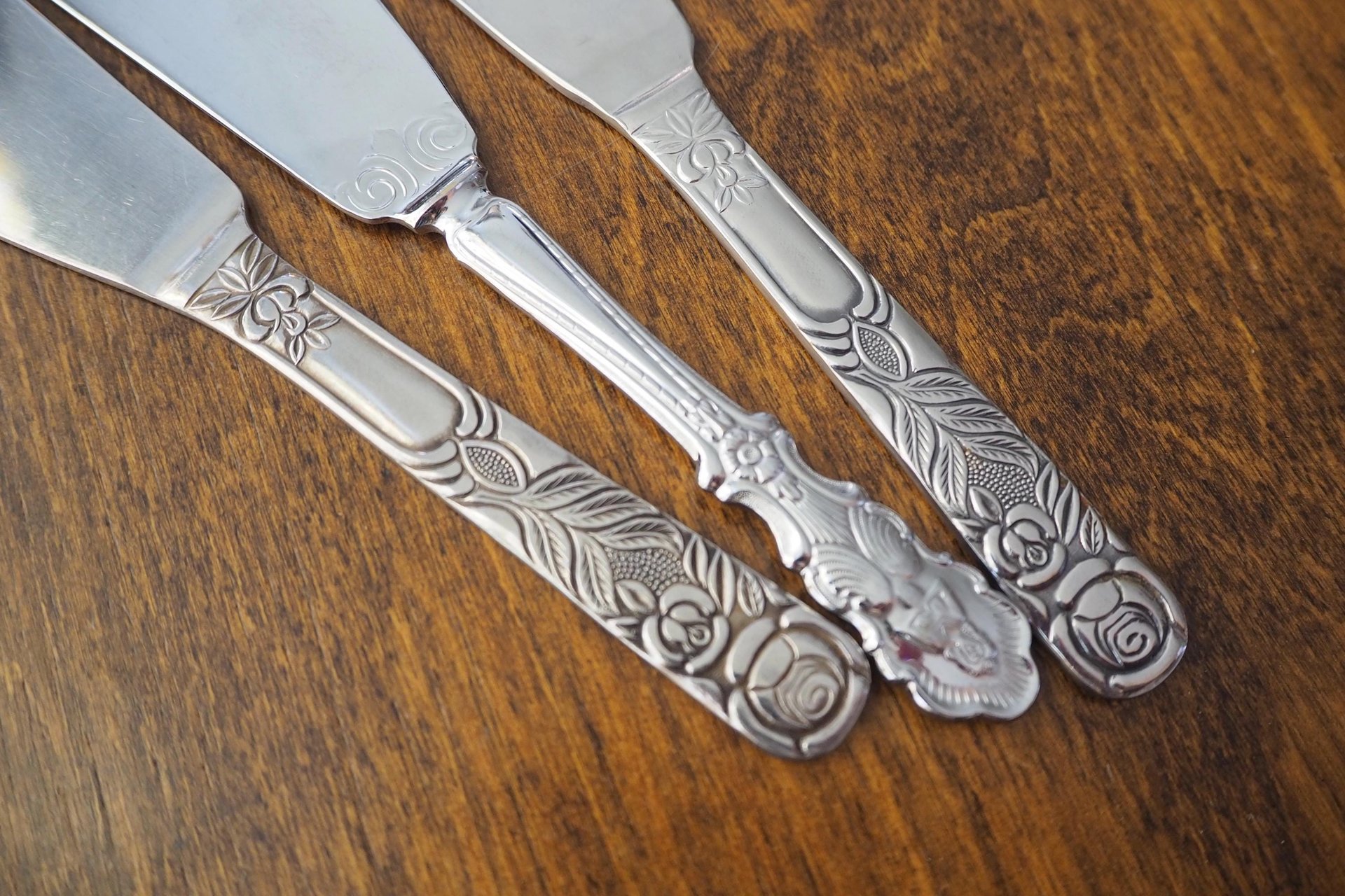 Vintage cake knives | Vintage silver tone cake knives | Stainless steel cake knives | Ornate cake servers | Mismatched cake knives
