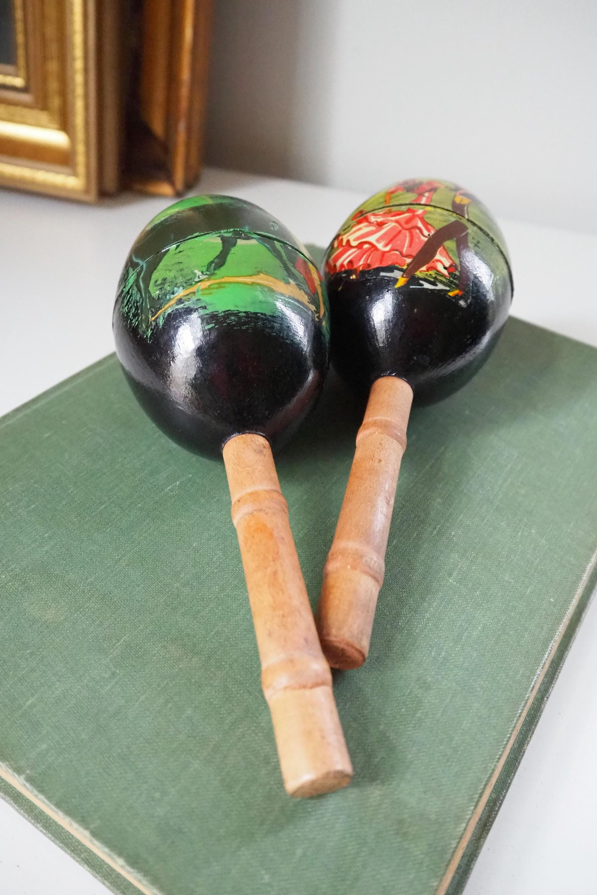 Vintage maracas | Vintage hand-painted maracas | Wooden maracas | Spanish maracas | Set of two vintage maracas | Vintage maracas from Spain