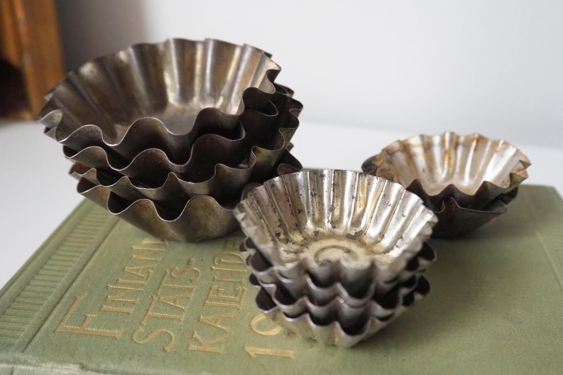 Vintage baking molds | Vintage fluted tin molds | Small pastry molds | Mismatched baking molds | Vintage tin molds | Vintage kitchen decor