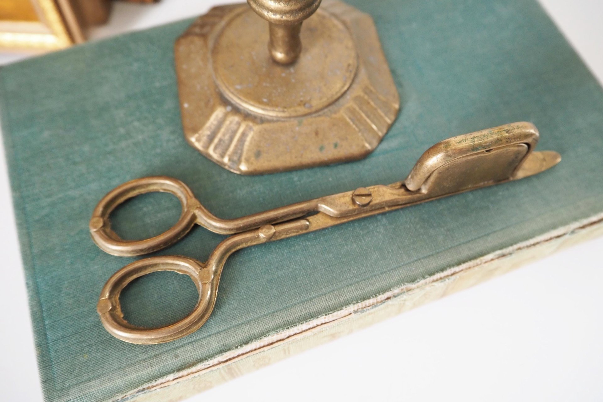 Vintage candle scissors | Brass candlewick scissors with stand | Brass candle scissors | Brass candle snuffer and trimmer
