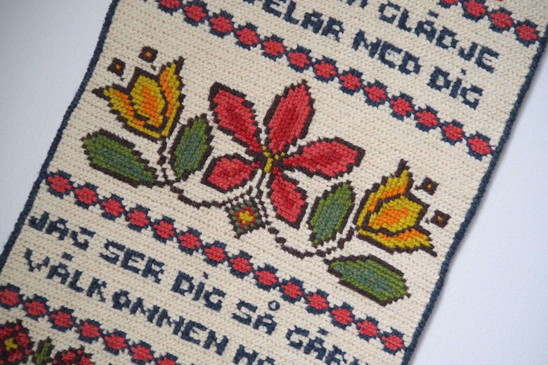 Vintage wall hanging | Scandinavian wall hanging | Swedish wall tapestry | Tvistsöm wall hanging | Wool embroidery | Welcome wall tapestry