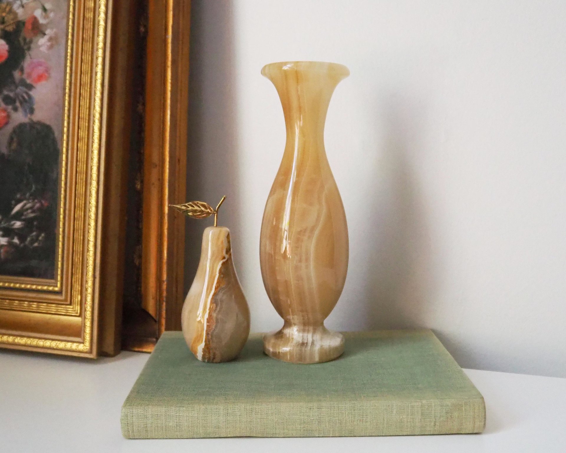 Vintage onyx marble home decor set | Onyx marble vase and pear | Vintage bud vase | Vintage single flower vase | Onyx marble home decor