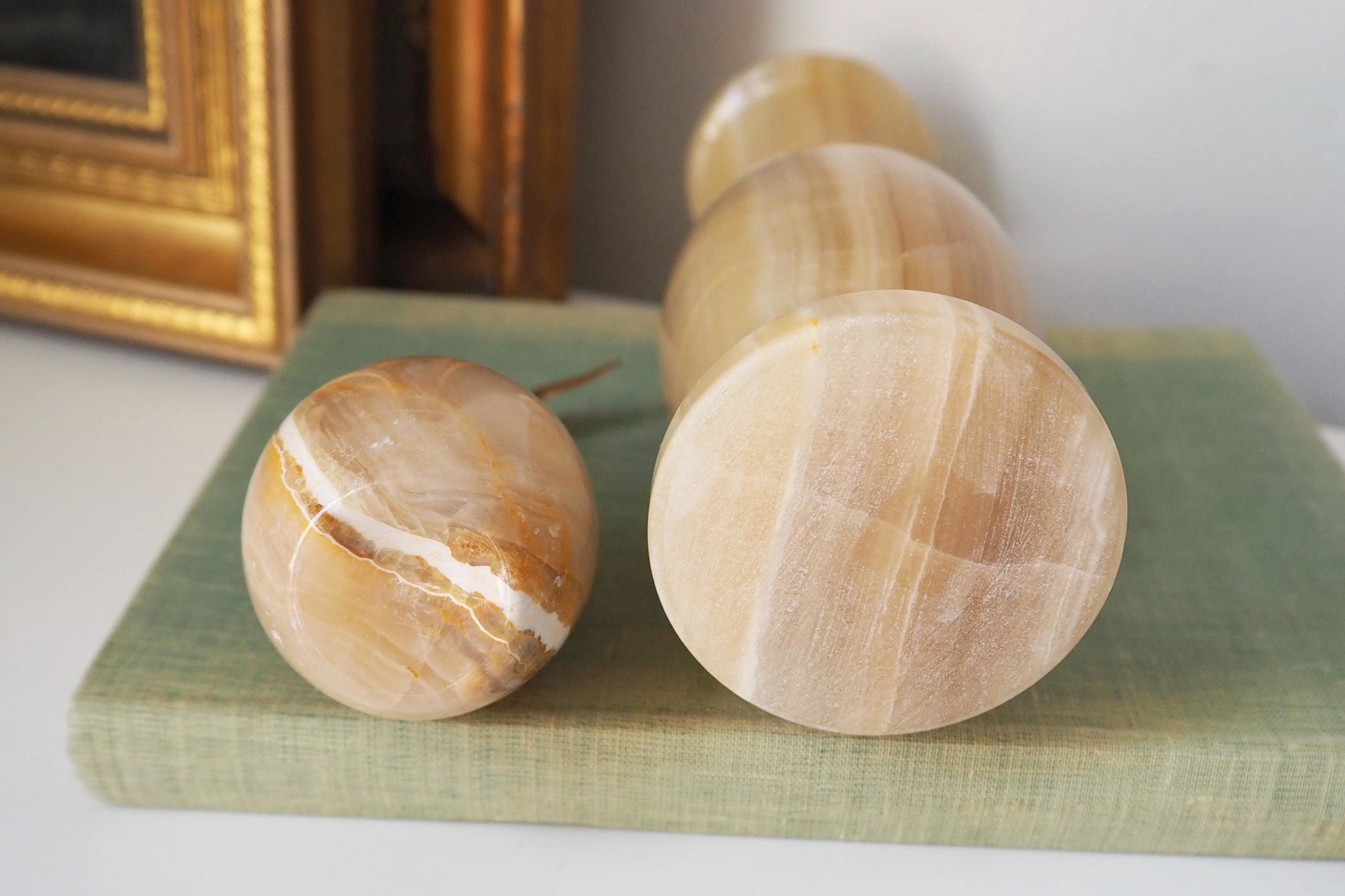 Vintage onyx marble home decor set | Onyx marble vase and pear | Vintage bud vase | Vintage single flower vase | Onyx marble home decor