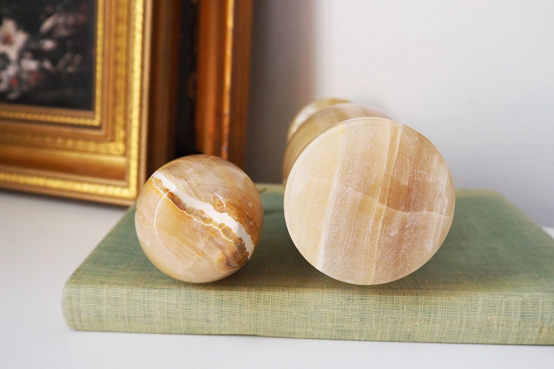 Vintage onyx marble home decor set | Onyx marble vase and pear | Vintage bud vase | Vintage single flower vase | Onyx marble home decor