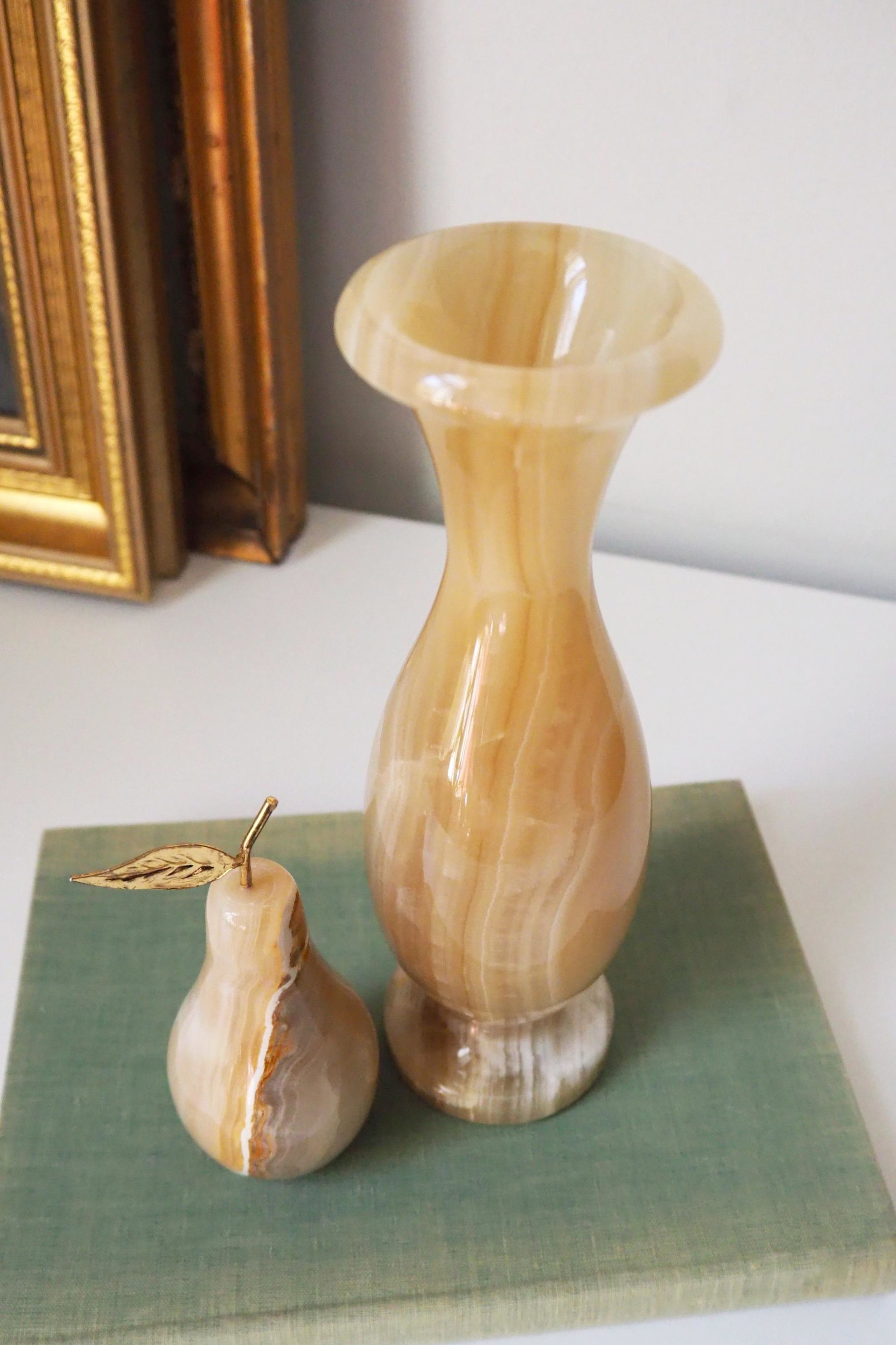 Vintage onyx marble home decor set | Onyx marble vase and pear | Vintage bud vase | Vintage single flower vase | Onyx marble home decor